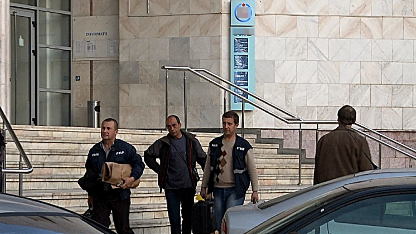 Poliţiştii criminalişti fac anchetă la banca din Piteşti unde au fost reclamate furturile. FOTO Adevărul Piteşti