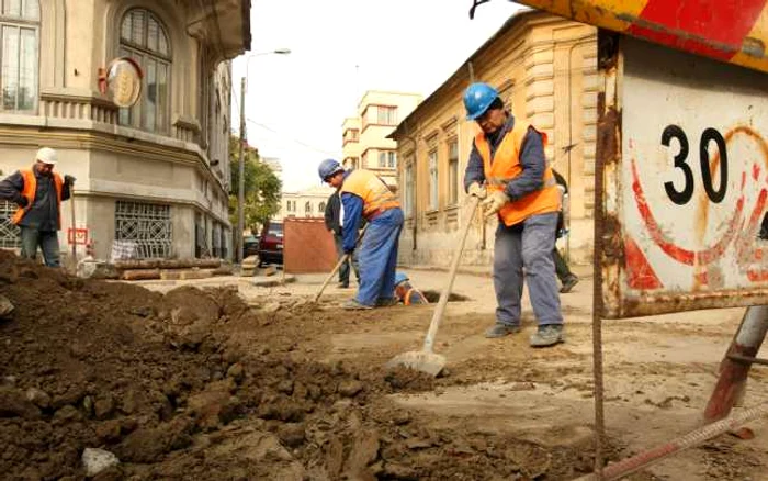 Zeci de străzi sunt blocate de lucrările ISPA , foto: Bogdan Dimofte
