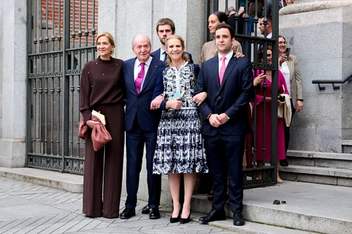 Regele Juan Carlos cu fiicele Infanta Cristina și Infanta Elena și nepoții Juan Valentin Urdangarin, Felipe Juan Froilan și Victoria Federica de Marichalar. FOTO: Getty Images