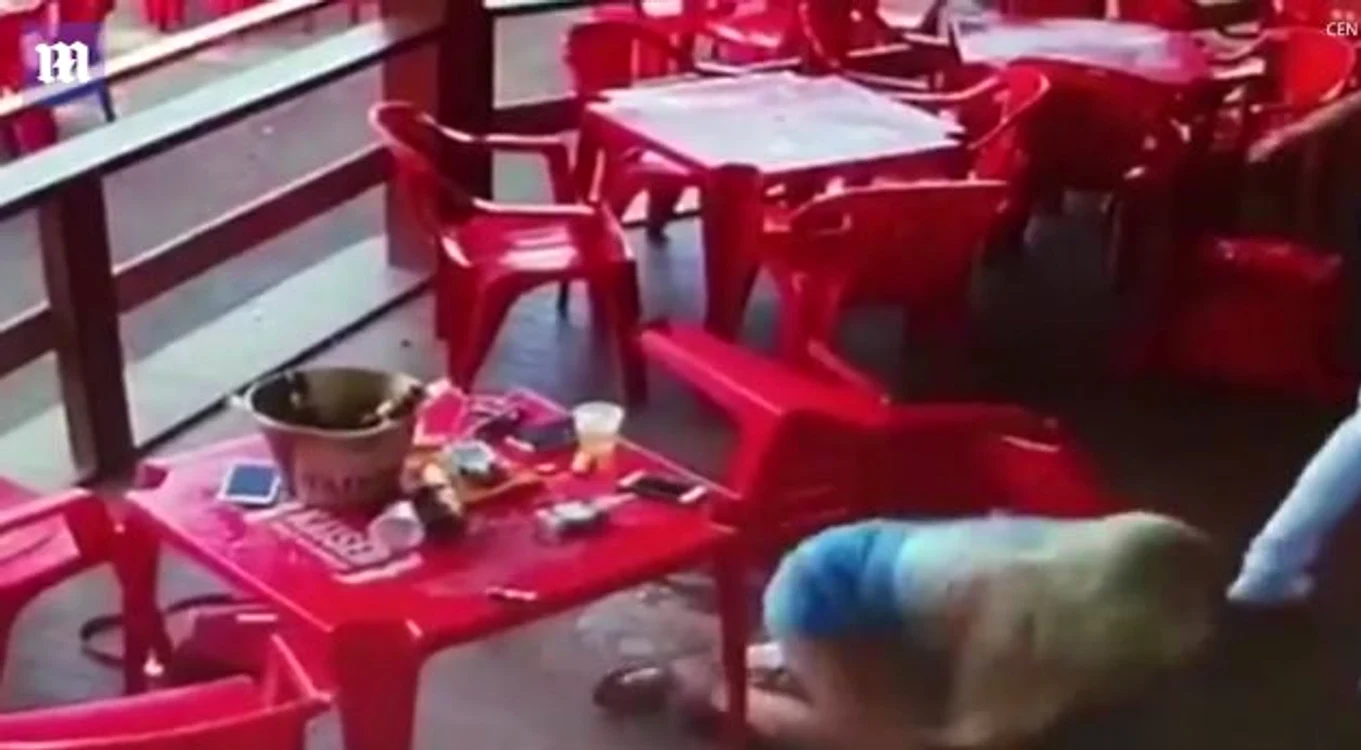 Un adevărat număr de resling într-o cafenea din Brazilia