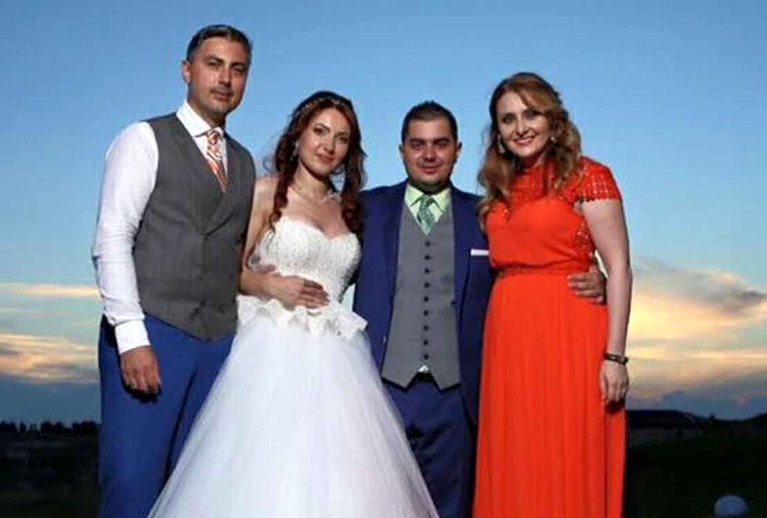 Elena-Carolina a purtat o rochiţă de prinţesă şi a avut o gentuţă în ton cu ţinutafoto: arhiva personală