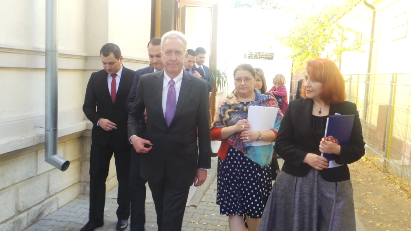 Ambasadorul SUA, Hans Klemm, oaspete al Bibliotecii Judeţene Vrancea FOTO: Ştefan Borcea
