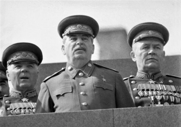 Iosif Stalin (mijloc)/FOTO: Wikimedia Commons