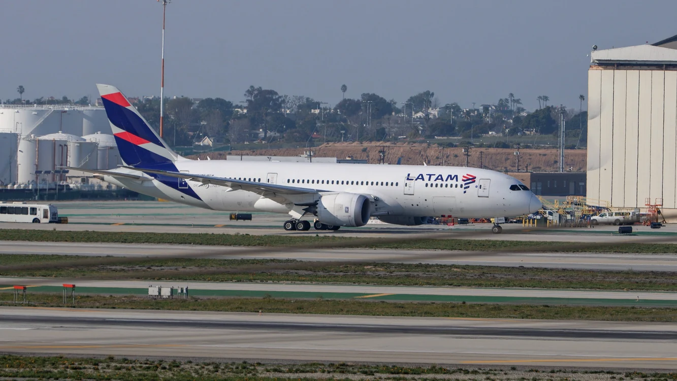 Avion Latam Airlines staționat pe un aeroport