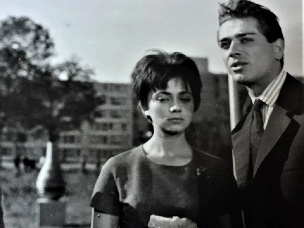 Alexandru Repan alături de Valeria Seciu în filmul „Casa neterminată”. Sursă foto: Facebook/Cineclic