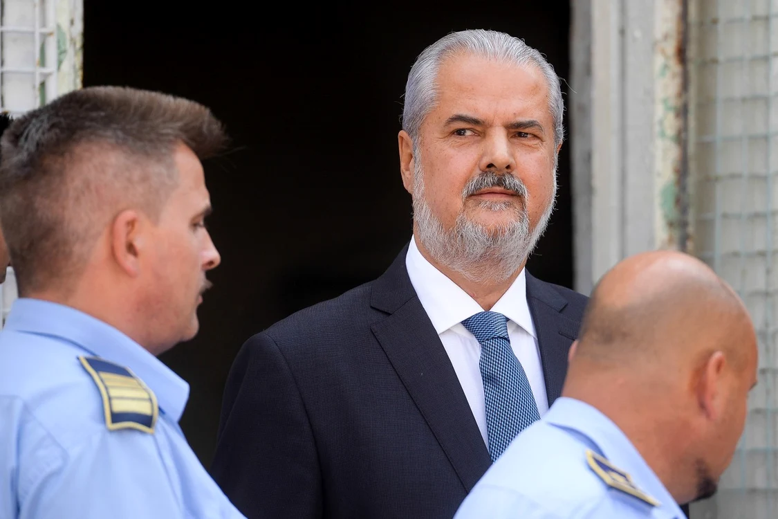 Adrian Nastase iese din sediul Tribunalului Ilfov 21 AUGUST  2014 FOTO Mediafax 