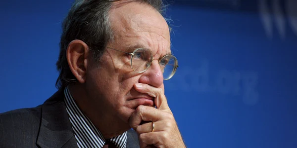 Economistul şef al OECD, Pier Carlo Padoan, spune că actuala criză a datoriilor suverane rămâne principala ameninţare pentru economia globală