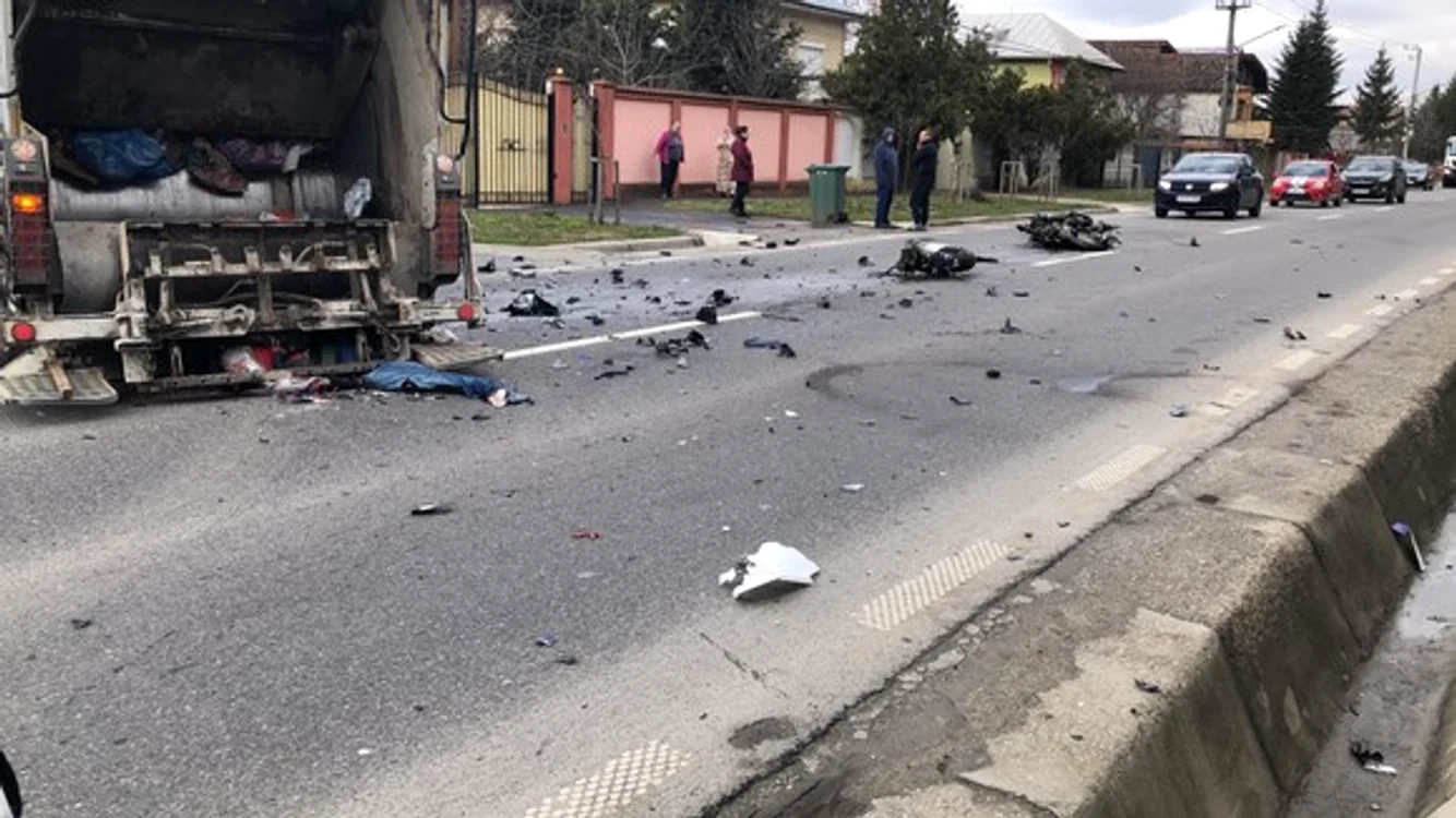 Gunoiera l-a izbit pe motociclist în momentul în care a virat la stânga, din drumul principal