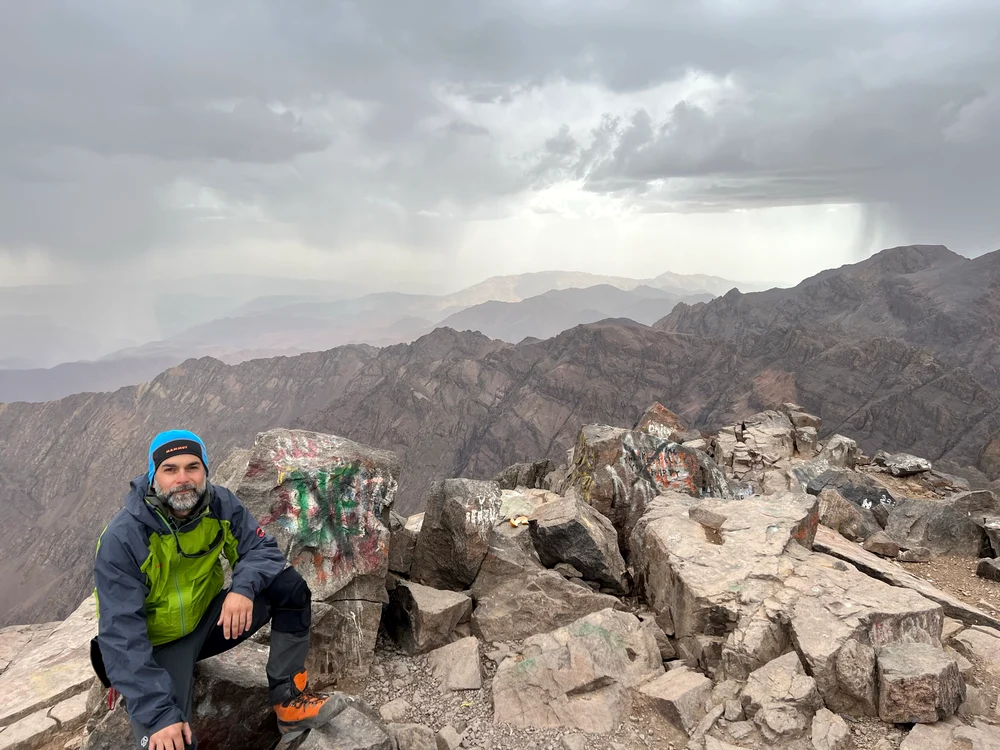 Marius Chivu către vârful Toubkal. FOTO: Arhiva personală