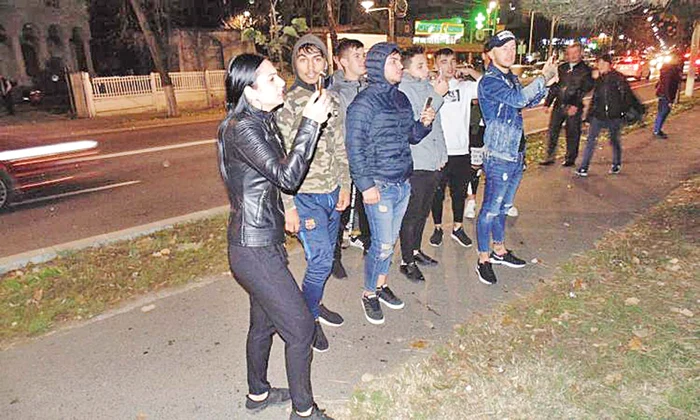 Prietenii şi rudele Anei Maria s-au adunat joi seară la porţile spitalului