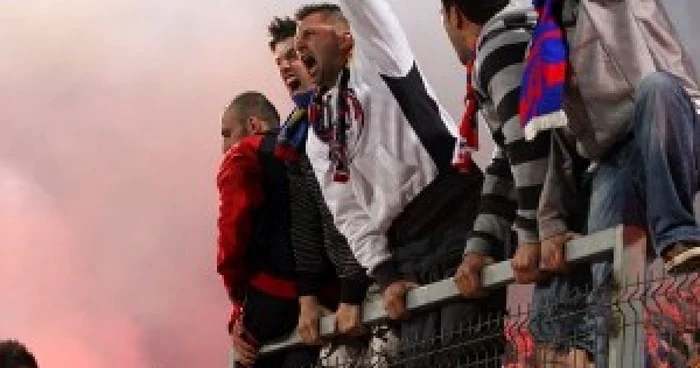 FOTBAL: Fanii Stelei, escortaţi de poliţişti unguri de la vamă până la stadion