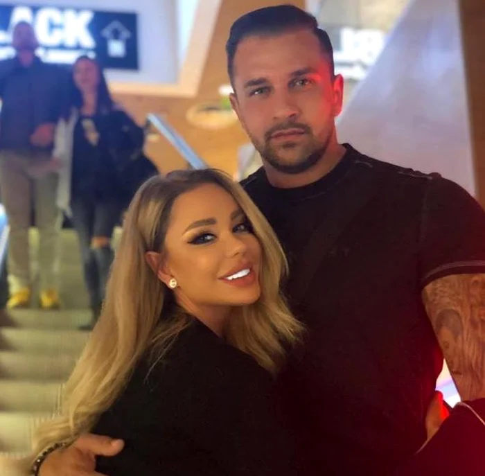 
    Bianca Drăguşanu, mic dejun în cabina de lux a avionuluiFoto: arhivă personală  