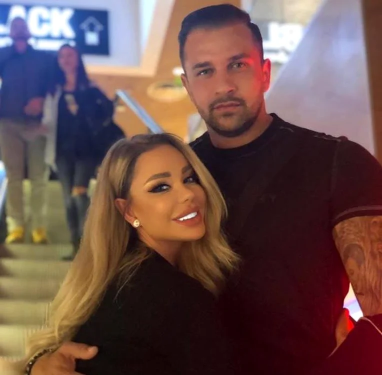 
    Bianca Drăguşanu, mic dejun în cabina de lux a avionuluiFoto: arhivă personală  
