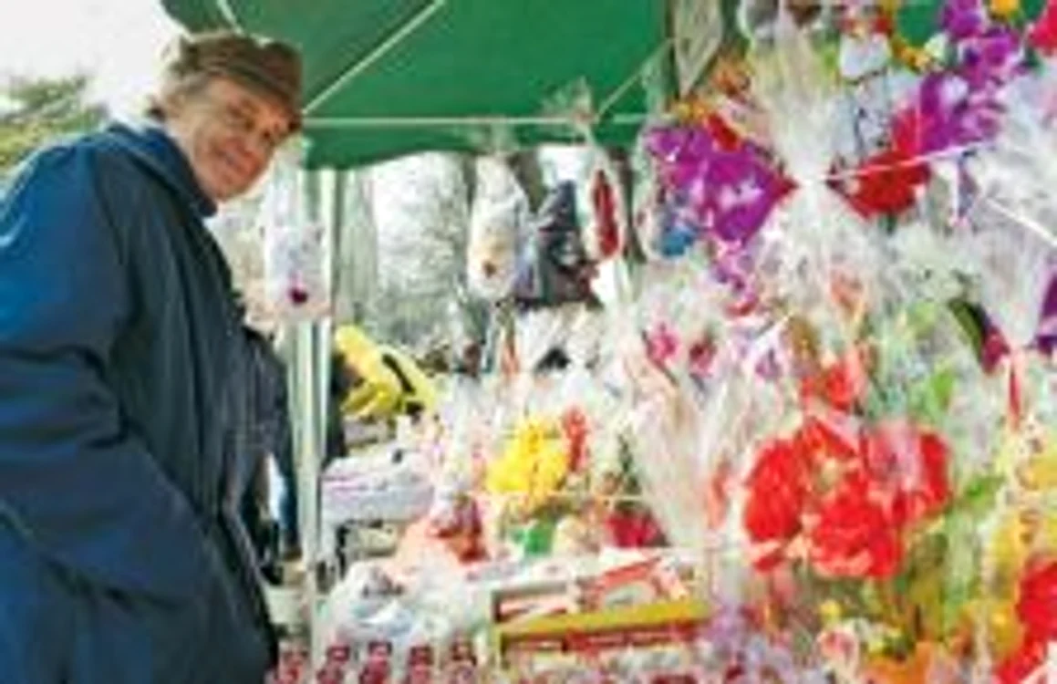 Vasile Maftei din Galaţi a devenit as în mărţişoare după ce a fost şcolit de soţie  