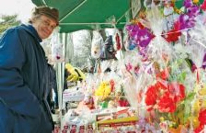 Vasile Maftei din Galaţi a devenit as în mărţişoare după ce a fost şcolit de soţie