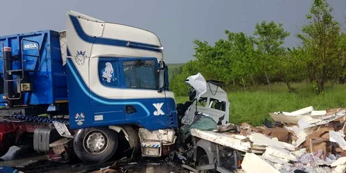 Dubiţă spulberată de un TIR. FOTO ISU Suceava