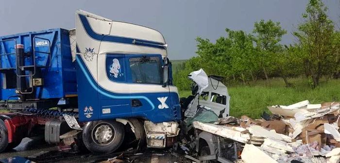 Dubiţă spulberată de un TIR. FOTO ISU Suceava