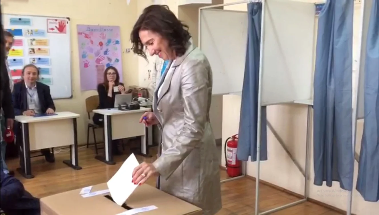 Carmen Iohannis a ales o bluză albă și un taior lung argintiu