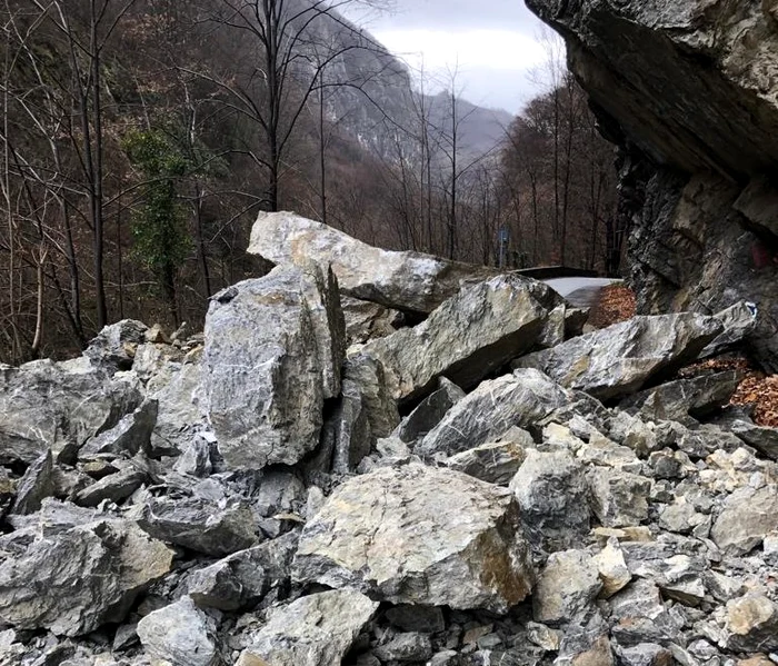 O mare cantitate de stânci au ajuns pe partea carosabilă Foto: DRDP Craiova