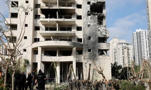Clădire distrusă de o rachetă lansată din Iran în Petah Tikva, la est de Tel Aviv, Israel FOTO Profimedia