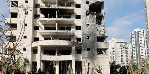 Clădire distrusă de o rachetă lansată din Iran în Petah Tikva, la est de Tel Aviv, Israel FOTO Profimedia