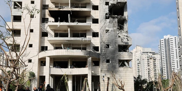 Clădire distrusă de o rachetă lansată din Iran în Petah Tikva, la est de Tel Aviv, Israel FOTO Profimedia