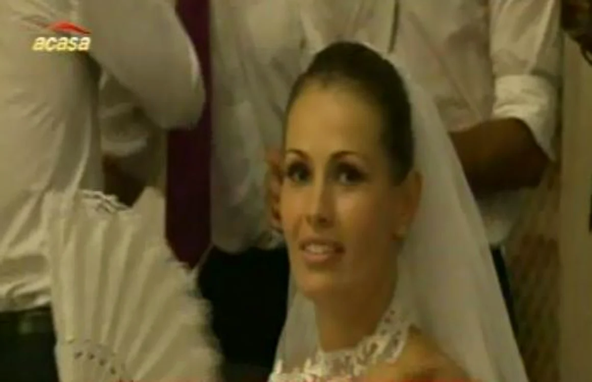 
    Adrian şi Liana s-au căsătorit religios sâmbătă (Foto: captură video Acasă TV)  