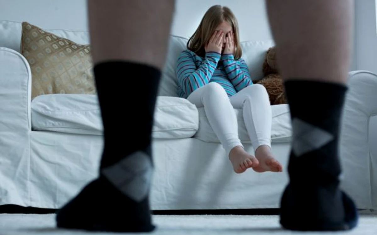
    O femeie a postat pe Facebook imagini pe care ea le-a filmat şi în care apare concubinul său, în timp ce face gesturi cu tentă sexuală în prezenţa copilei ei, în vârstă de cinci aniFOTO: adevarul.ro  