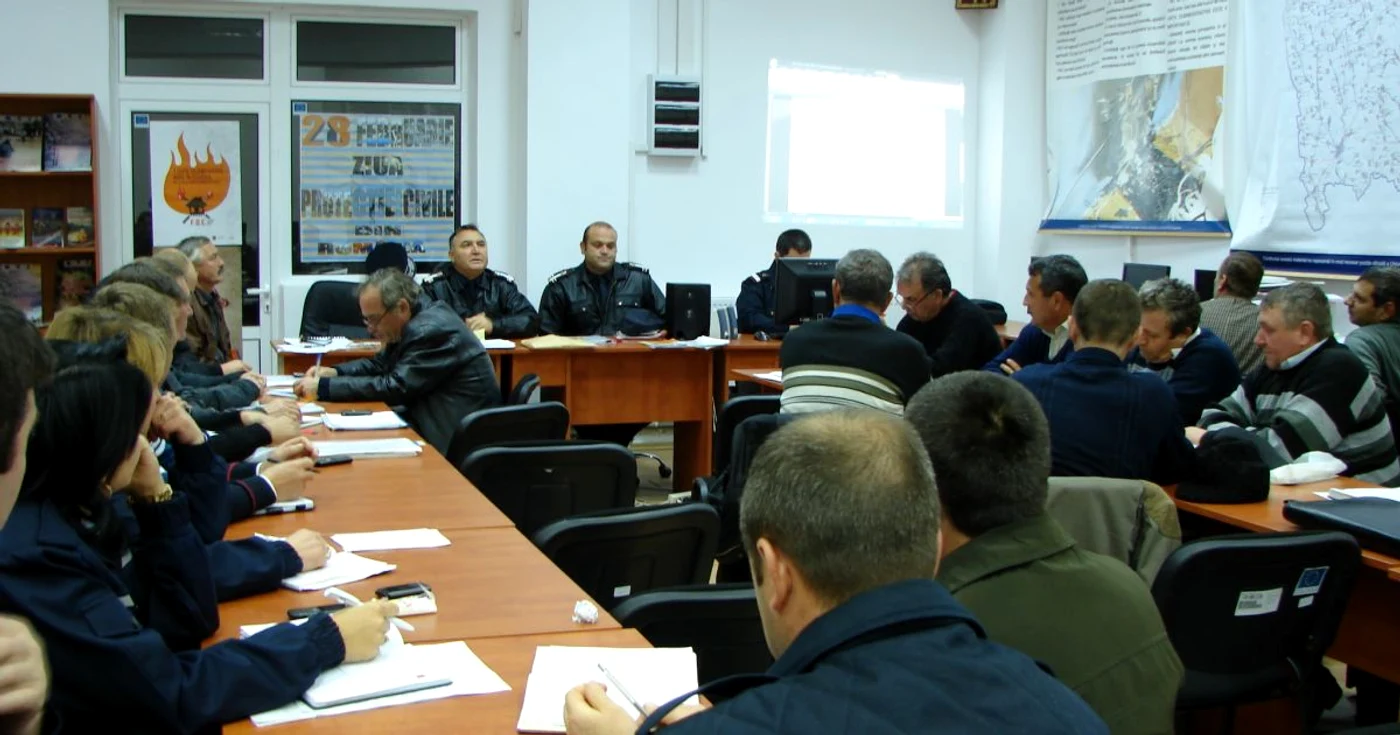 Şefii Serviciilor Voluntare pentru Situaţii de Urgenţă au fost instruiţi FOTO: adevarul