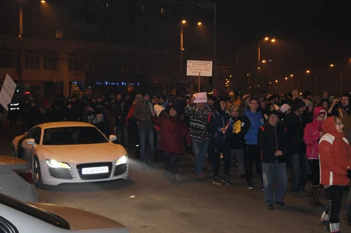 Peste 4.000 persoane protestează la Ploieşti. Manifestanţii au scandat la sediul DNA