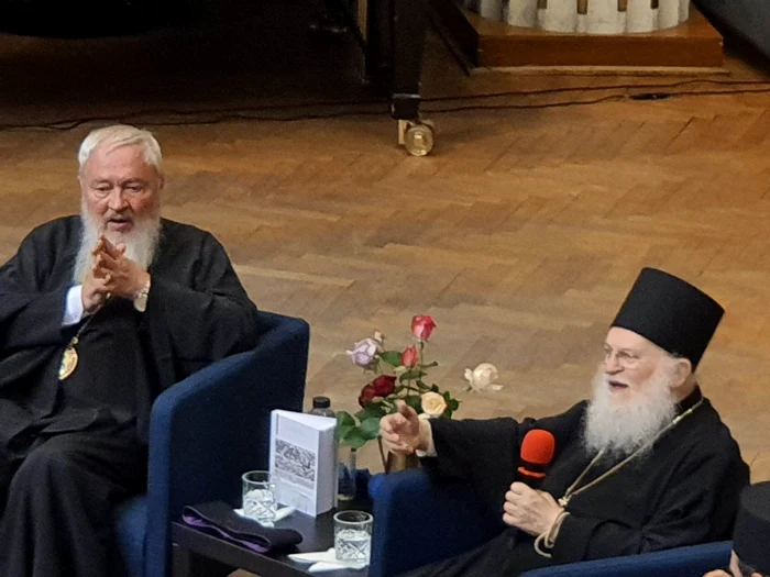 Arhimandritul Efrem (dreapta) și ÎPS Andrei Andreicuț, la Casa Universitarilor din Cluj. FOTO: R. F.