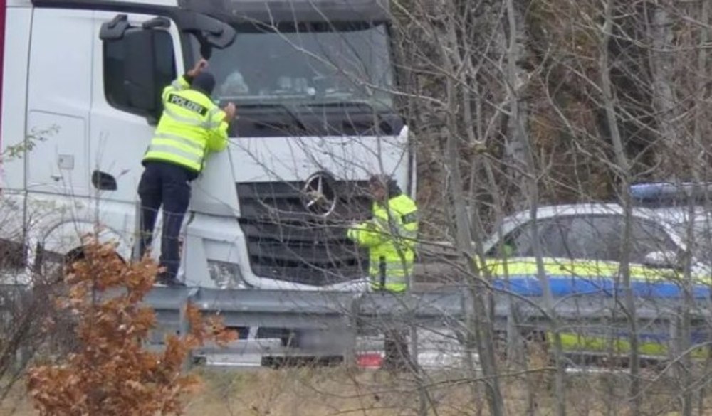 Romunski voznik umrl v tovornjaku v Nemčiji, primer sproža vprašanja o delovnih pogojih