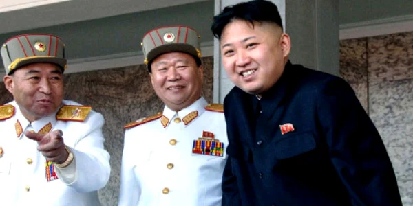 Ri Yong-ho (stânga) și liderul Kim Jong-un (dreapta)