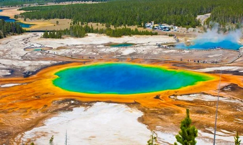 Dintre toate parcurile naţionale din S U A , Yellowstone este cel mai impresionant deoarece este centrat deasupra celui mai mare super vulcan de pe continent  jpeg
