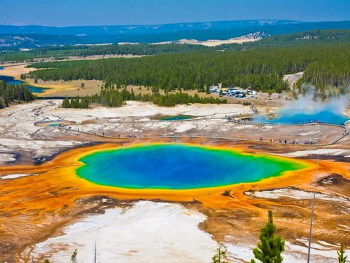 Dintre toate parcurile naţionale din S U A , Yellowstone este cel mai impresionant deoarece este centrat deasupra celui mai mare super vulcan de pe continent  jpeg