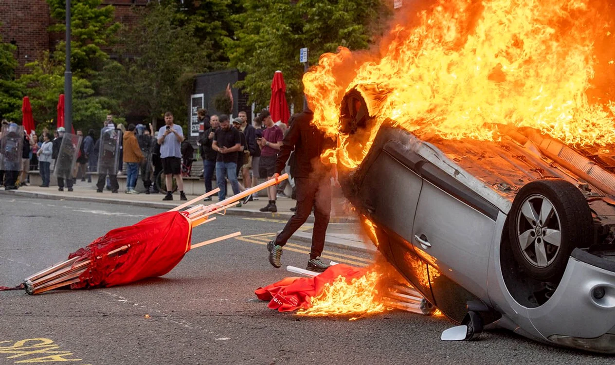 Regele Charles a cerut să fie ţinut la curent zilnic cu privire la proteste - FOTO: Express.co.uk