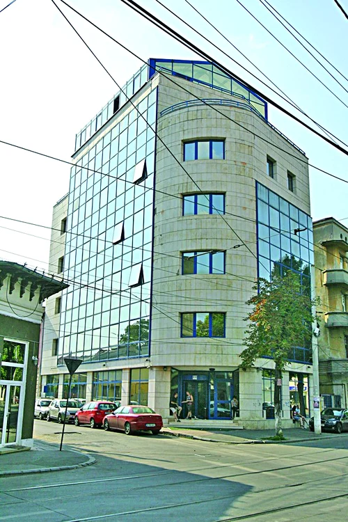 Principatele Unite - Este masivă şi construită în afara zonei