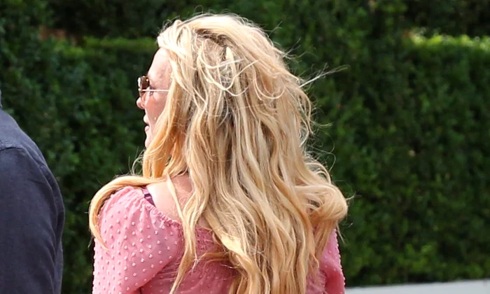 Britney Spears quitte le restaurant "La Société" à Saint Germain des Prés à Paris jpeg