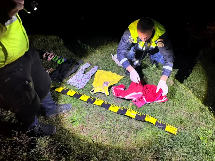 Hainele copii găsite pe marginea bălții FOTO: captura video Vremea nouă