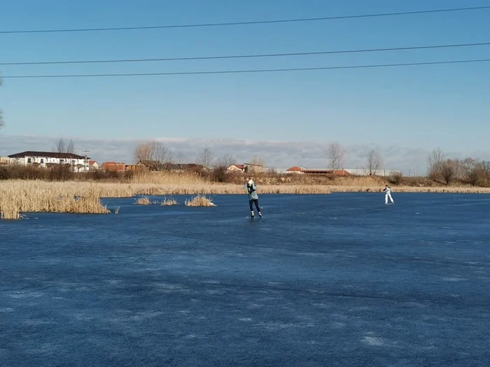 Lacul de lângă Timişoara a devenit patinoar natural FOTO Ş.Both