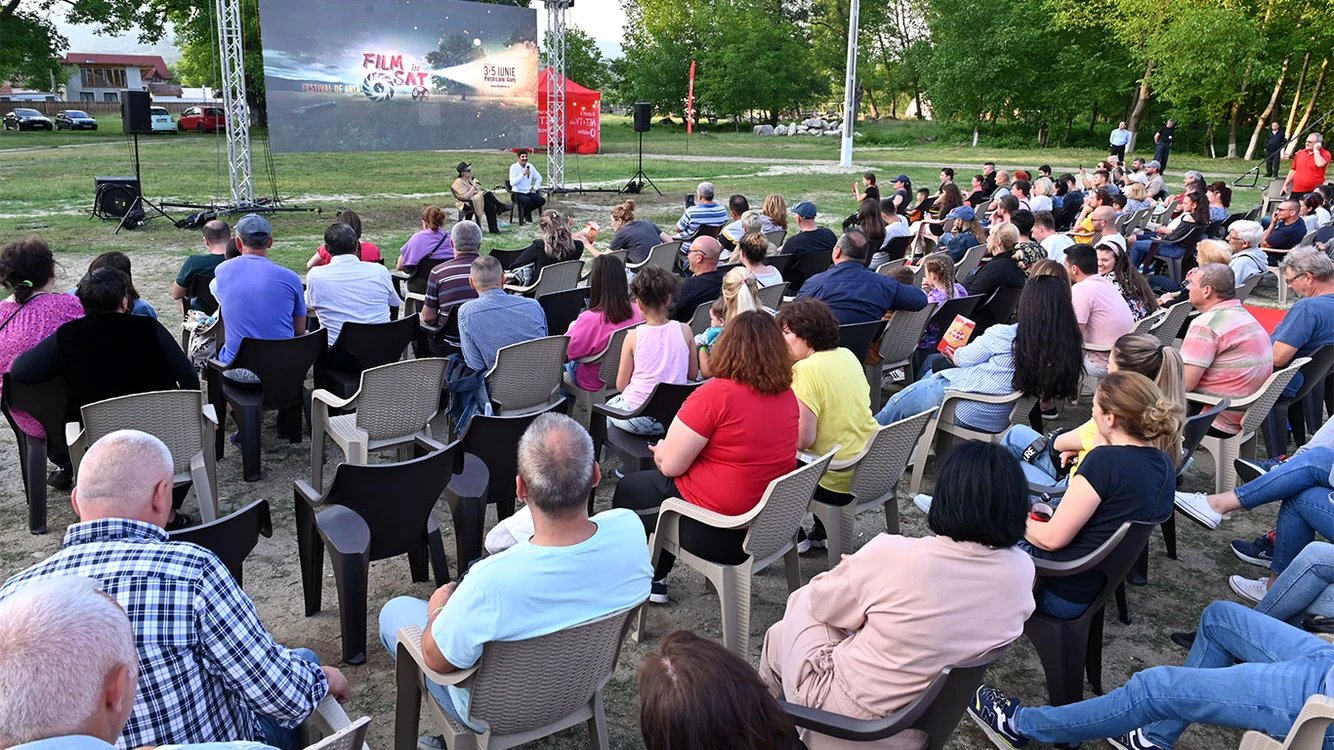 Prezintă publicului filme gratis, în aer liber, şi le prilejuieşte dialogul cu mai mulţi artişti