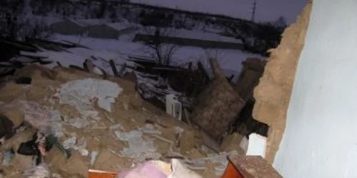 Cei doi părinţi nu au apucat să salveze nimic din agoniseala de o viaţă