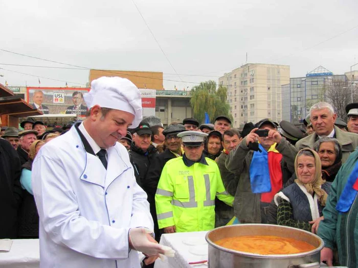 Ospătarul-şef al Alexandriei, primarul Victor Drăguşin foto: Claudiu Dumitrache