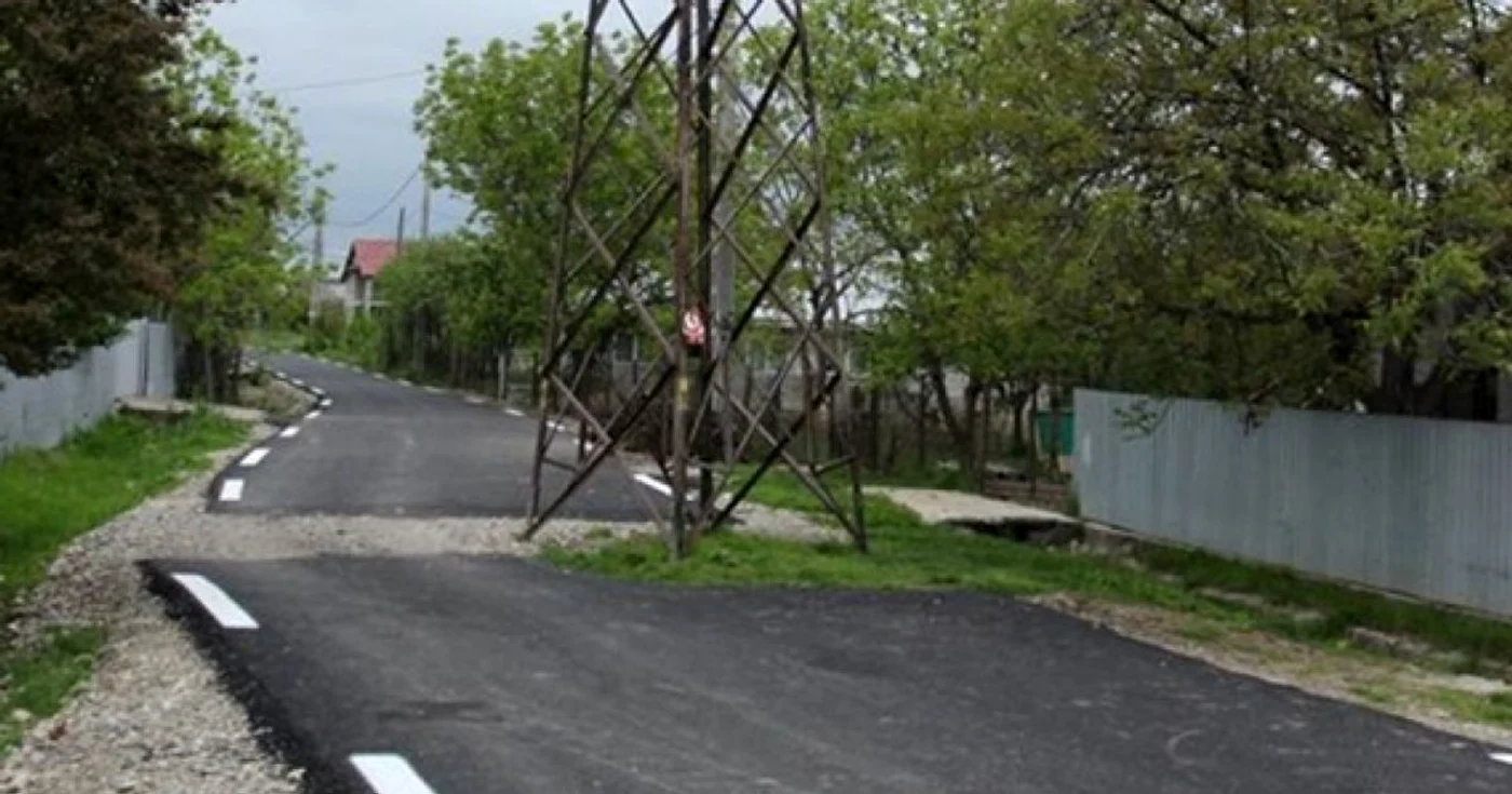 Stâlpul din Gugeşti care blochează drumul