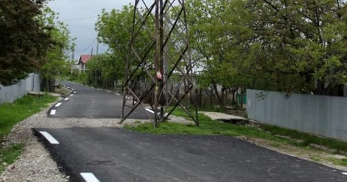 Stâlpul din Gugeşti care blochează drumul