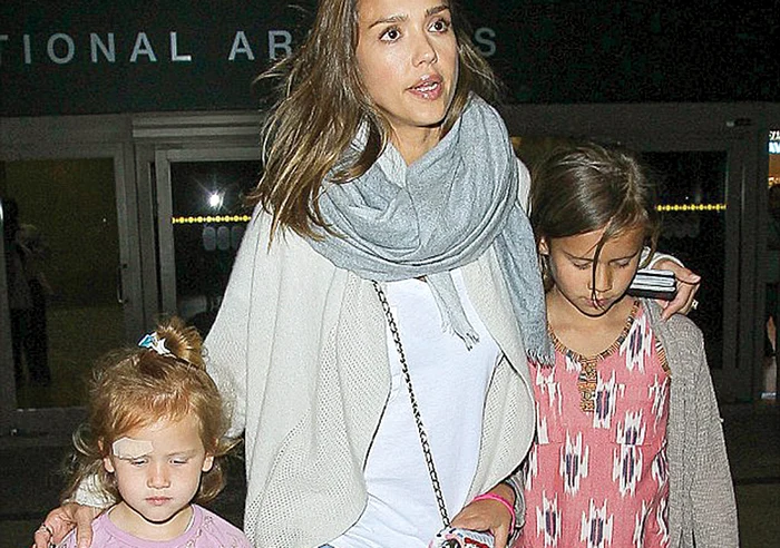 Jessica Alba s-a întors împreună cu fetele, Honor (7 ani) şi Haven (5 ani), din vacanţa petrecută în Mexic