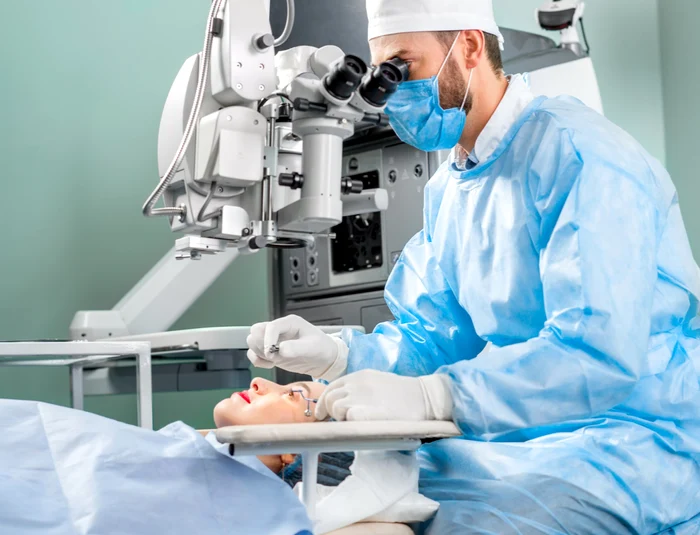
    Operația de cataractă este o procedură comună, simplă, rapidă, care te ajută la restabilirea vederii.Foto: Shutterstock  