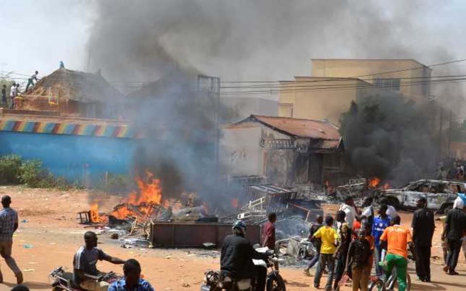 Proteste violente în fața ambasadei Franței din Niger. Emanuel Macron spune că „nu va tolera niciun atac”