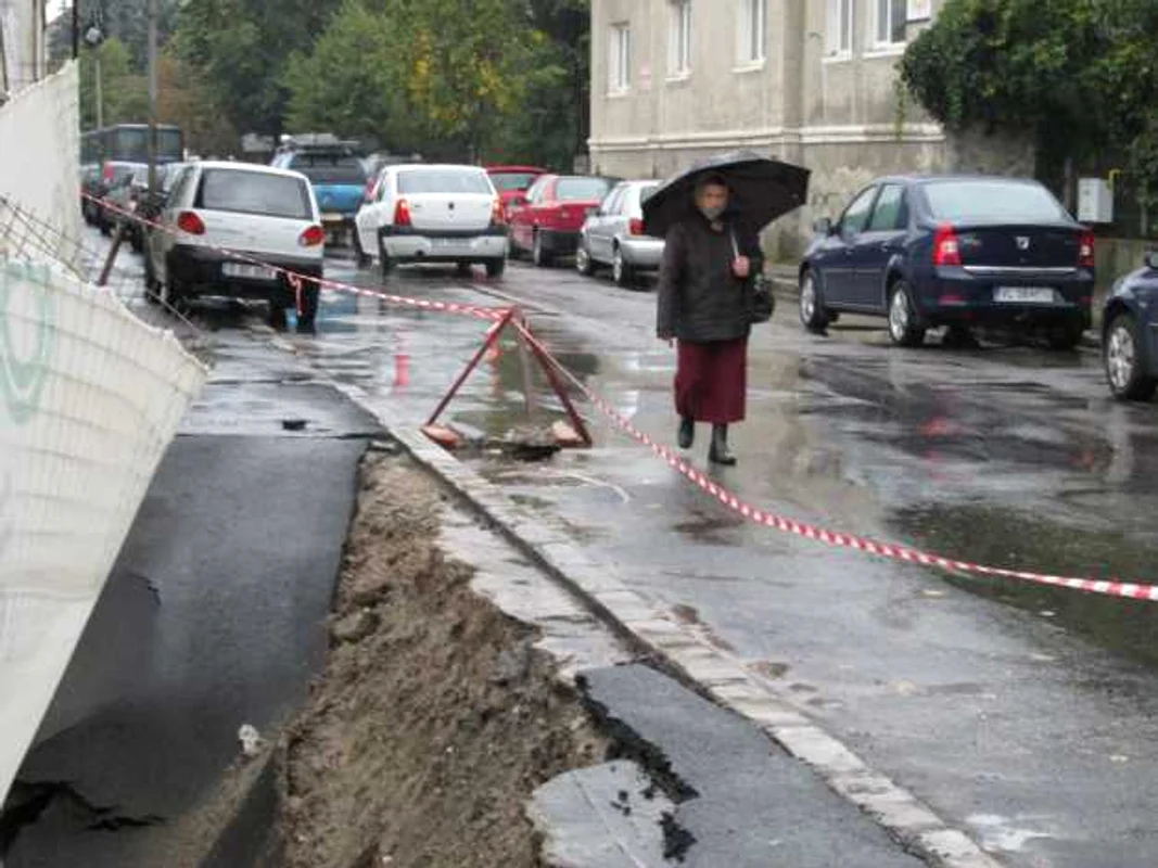 Trotuarul a început să se surpe în Râmnicu Vâlcea. O stradă din centrul oraşului ar putea fi afectată şi ea de alunecările de teren