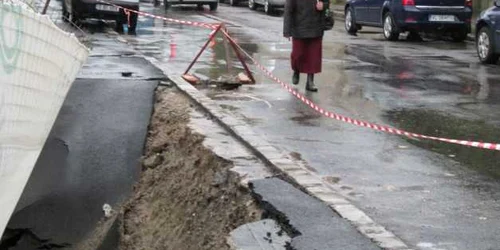 Trotuarul a început să se surpe în Râmnicu Vâlcea. O stradă din centrul oraşului ar putea fi afectată şi ea de alunecările de teren